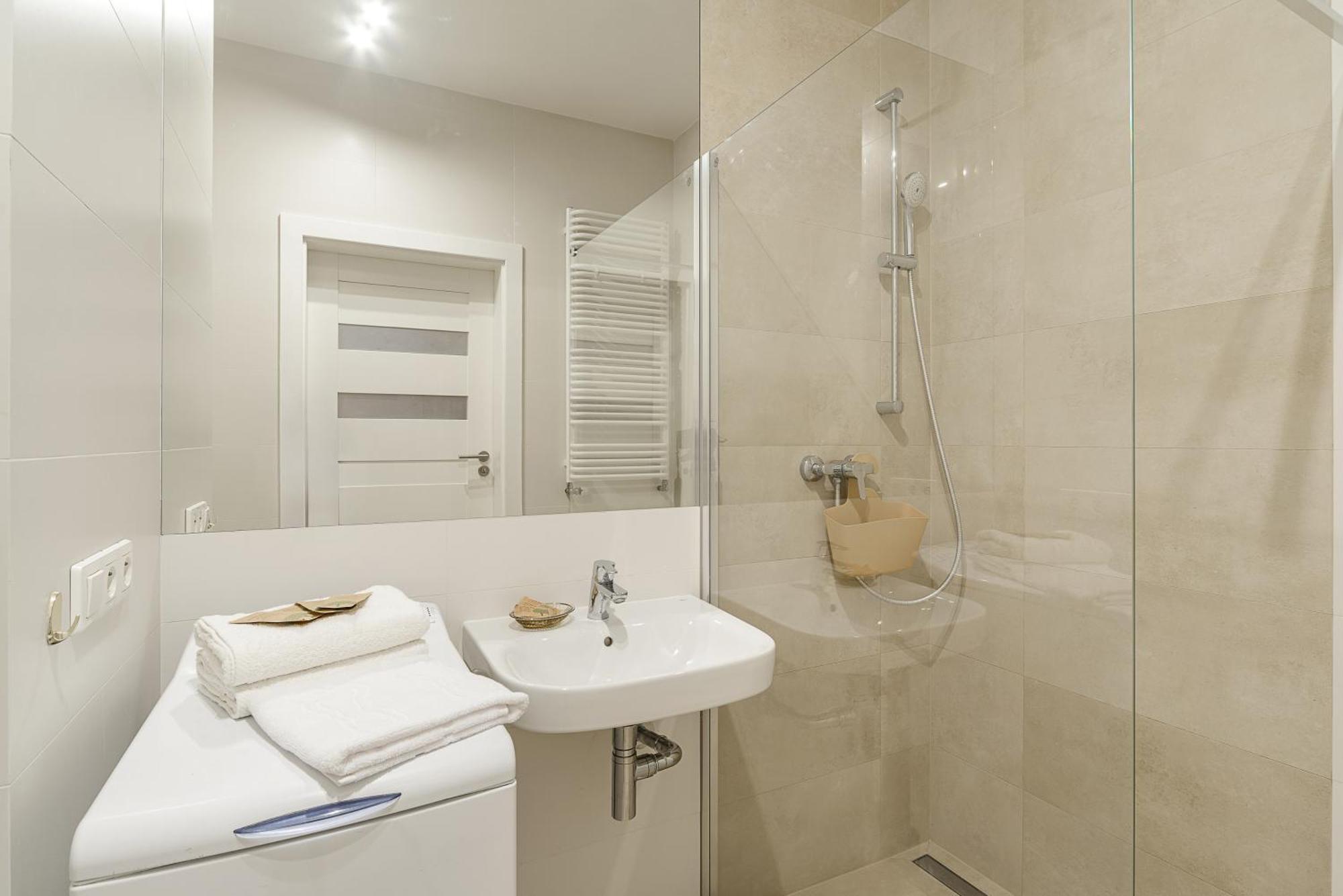 19 Dzielnica Kolejowa P&O Serviced Apartments Варшава Экстерьер фото